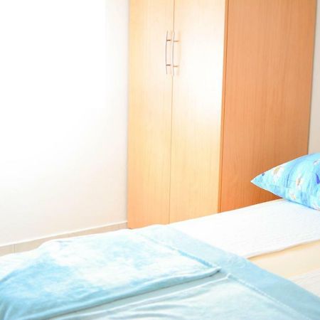 Apartmani Prvi Red Do Mora Pag Town Dış mekan fotoğraf