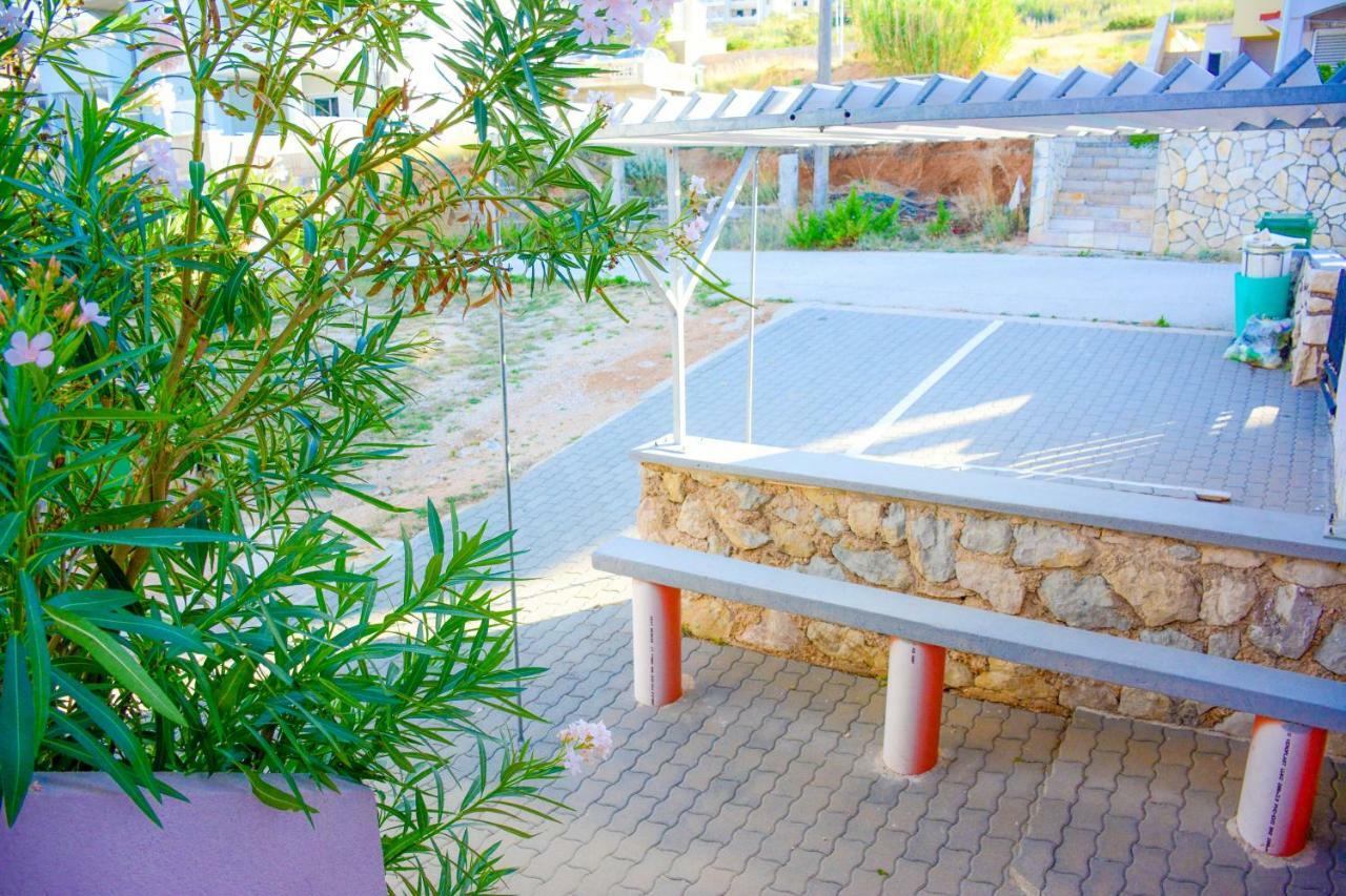 Apartmani Prvi Red Do Mora Pag Town Dış mekan fotoğraf