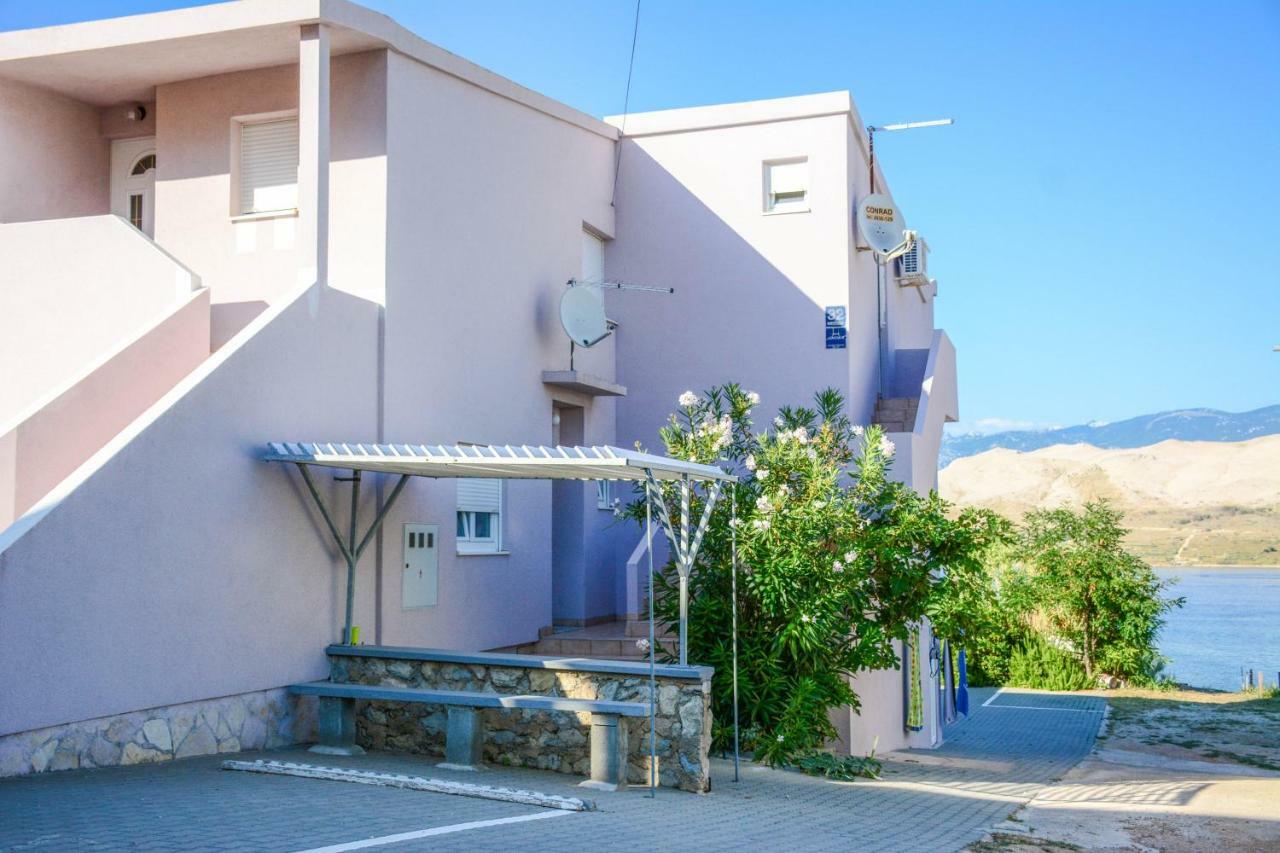 Apartmani Prvi Red Do Mora Pag Town Dış mekan fotoğraf