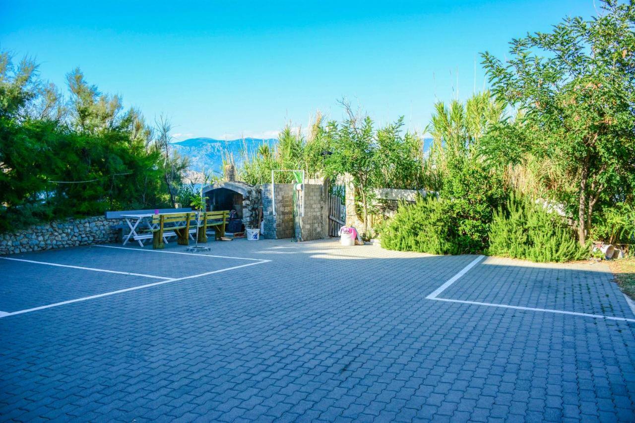 Apartmani Prvi Red Do Mora Pag Town Dış mekan fotoğraf