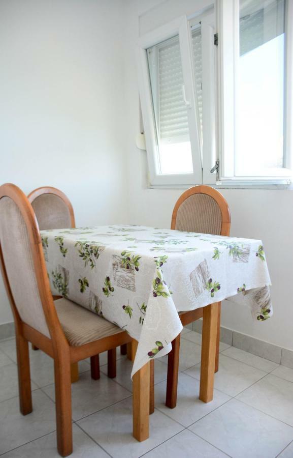 Apartmani Prvi Red Do Mora Pag Town Dış mekan fotoğraf