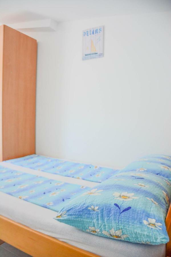 Apartmani Prvi Red Do Mora Pag Town Dış mekan fotoğraf