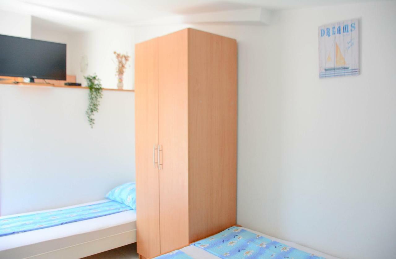 Apartmani Prvi Red Do Mora Pag Town Dış mekan fotoğraf