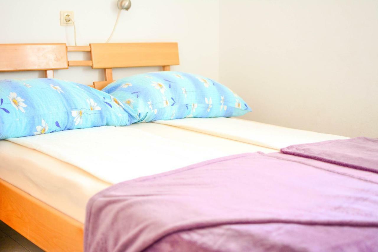Apartmani Prvi Red Do Mora Pag Town Dış mekan fotoğraf
