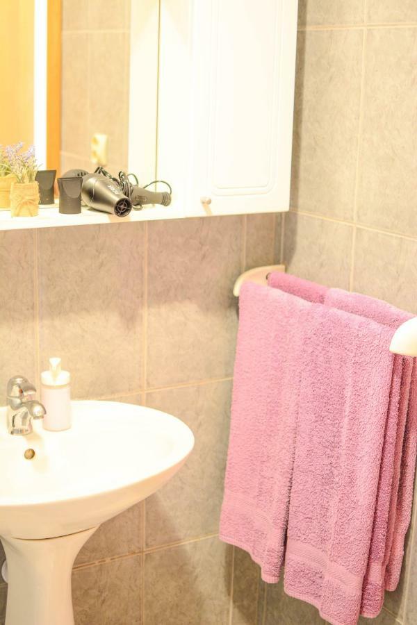 Apartmani Prvi Red Do Mora Pag Town Dış mekan fotoğraf
