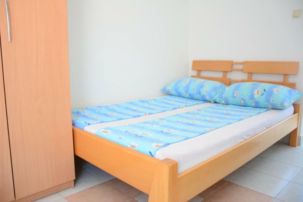 Apartmani Prvi Red Do Mora Pag Town Dış mekan fotoğraf