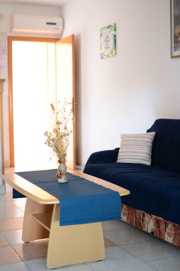 Apartmani Prvi Red Do Mora Pag Town Dış mekan fotoğraf